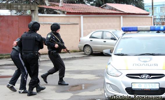 В Харькове военный с оружием захватил припаркованный ВАЗ