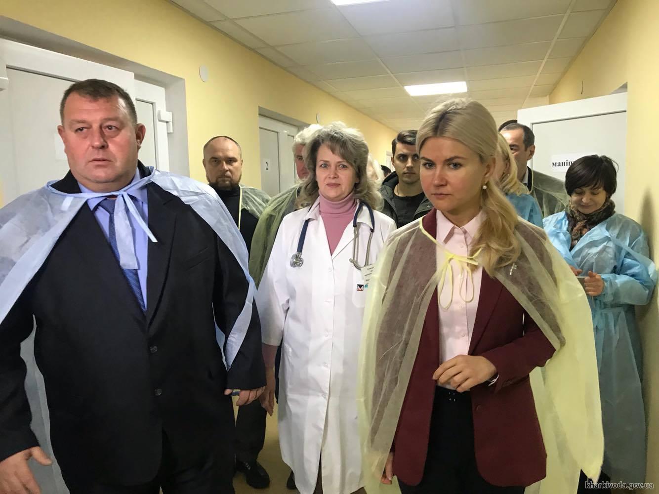 Светличная ознакомилась с ходом ремонтных работ в Изюмской ЦГБ