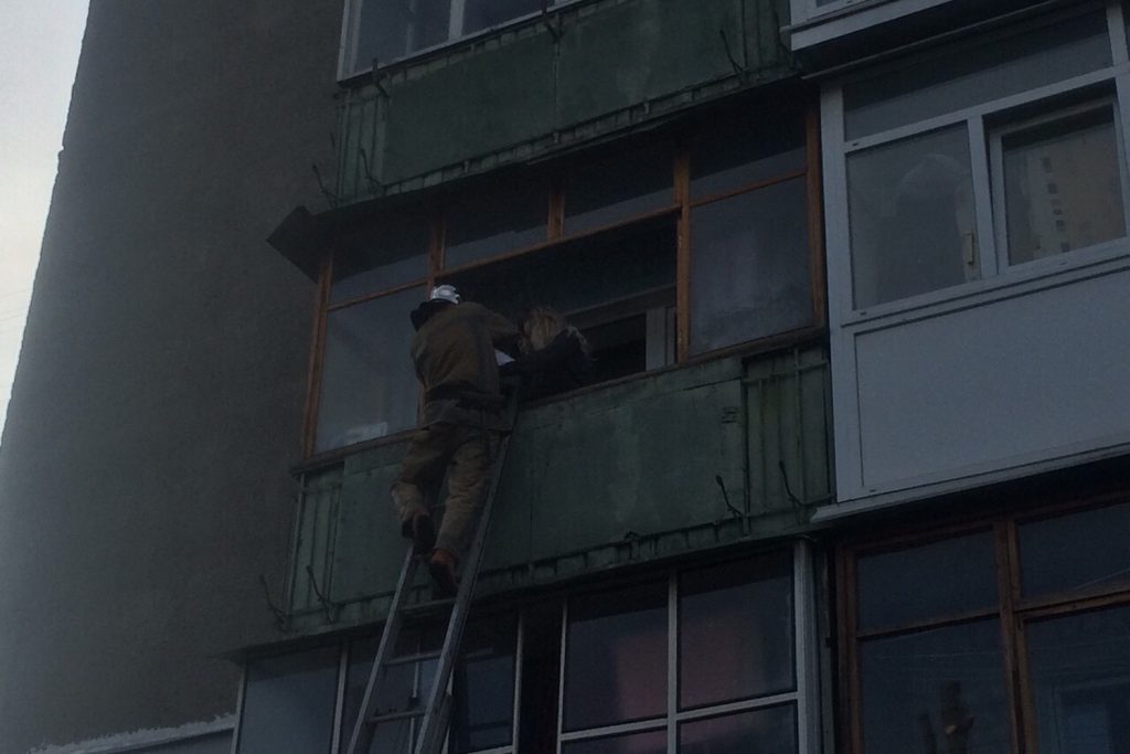 При пожаре в пятиэтажке пожарные спасли трехмесячного ребенка