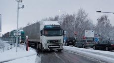 Украинцы возвращаются домой: на границе со Словакией очередь из машин в несколько километров