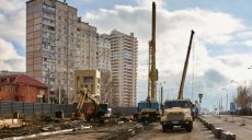 На Алексеевке возобновили строительство метро. За станцией «Победа» роют котлован, а транспорт пустили в объезд