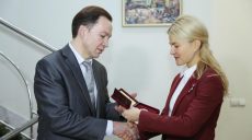 Юлия Светличная передала государственную награду директору Харьковского худучилища Константину Савченко
