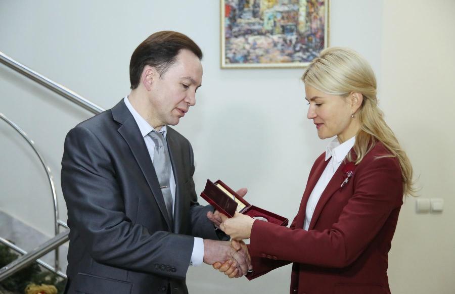 Юлия Светличная передала государственную награду директору Харьковского худучилища Константину Савченко