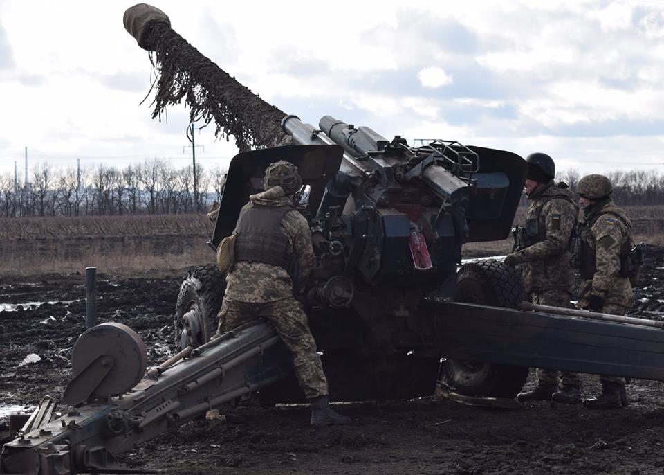 На Донбассе за сутки погиб один украинский боец, еще двое получили ранения – штаб АТО
