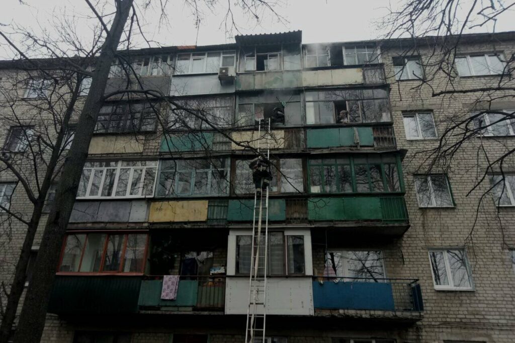 Из-за пожара в Дергачах эвакуировали жильцов 5-этажки