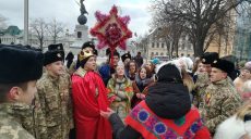 В связи с парадом в центре города усилены меры безопасности — дежурят полицейские, нацгварейцы и бригады скорой помощи