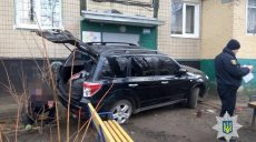 На Новых Домах иномарка врезалась в подъезд жилого дома