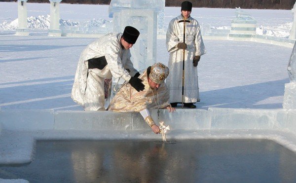 В Крещение вода становится целебной. Харьковчане отметили праздник нырянием в прорубь