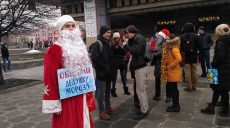 В Харькове состоялся праздничный флешмоб «новогодние обнимашки»