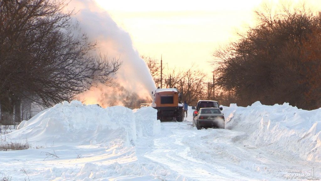На Харьковщине дорожники и коммунальщики борются с последствиями снегопада