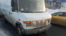 На Салтовке микроавтобус врезался в припаркованную иномарку