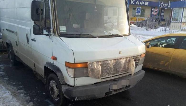 На Салтовке микроавтобус врезался в припаркованную иномарку