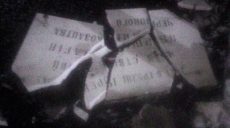 В Харькове активисты облили краской памятник Жукову и демонтировали несколько мемориальных досок