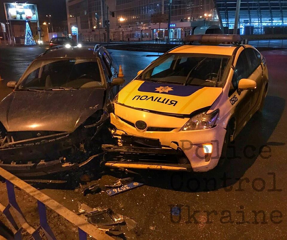 На Киевской столкнулись Ford Focus и патрульный Prius