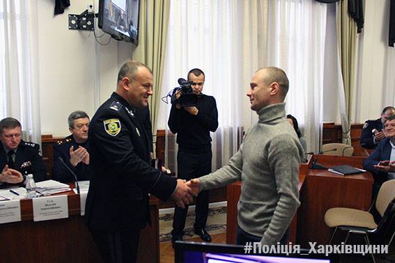 Полиция наградила харьковчан, которые помогли обезвредить преступника, захватившего «Укрпочту»