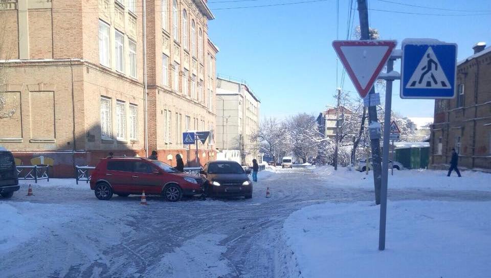 Мокрый снег и гололед увеличили вероятность аварий на дорогах Харьковщины