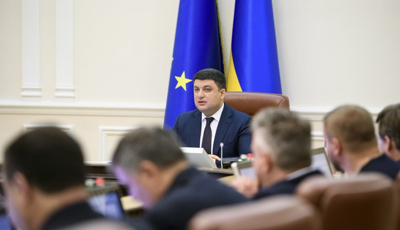 Чиновникам запретят начислять себе баснословные премии