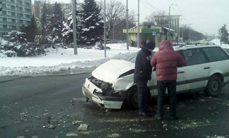 На перекрестке Григоренко и Московского столкнулись автомобили