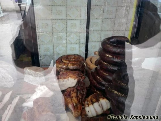 Харьковские полицейские выявили на рынке сомнительную колбасу