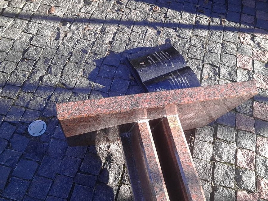 Полиция ищет вандалов, повредивших памятник Независимости