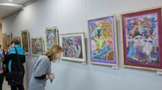 Картины юных художников представлены во «взрослой» галерее