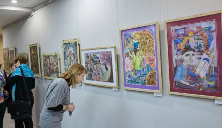 Картины юных художников представлены во «взрослой» галерее