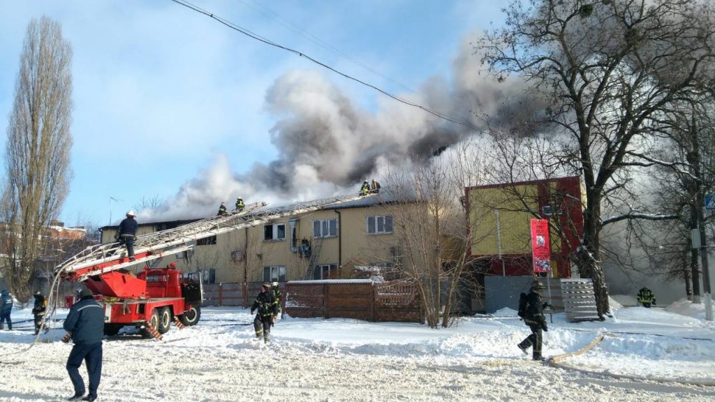 В Индустриальном районе третий час тушат пожар на предприятии