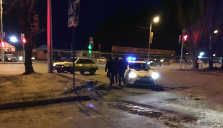 Полицейские задержали пьяного водителя ВАЗ, «протаранившего» BMW и столб