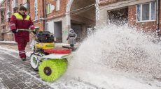В Харькове справляются с выпавшим за ночь снегом