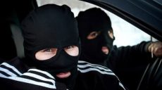 Четверо бандитов в масках ограбили семью под Харьковом