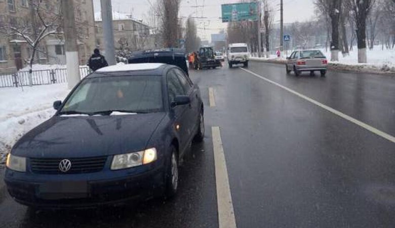 На проспекте Любови Малой минипогрузчик столкнулся с Volkswagen