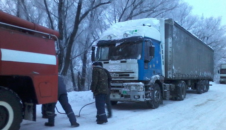 Непогода: при образовании снежных заносов полицию обязали организовать объезд для фур