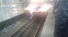 Мужчина в метро попал на рельсы