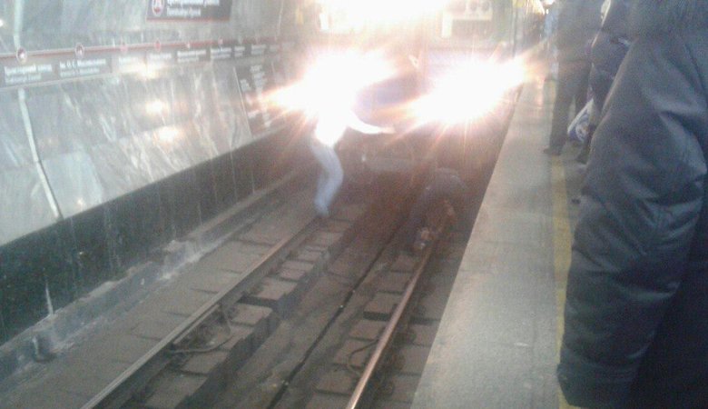 Мужчина в метро попал на рельсы
