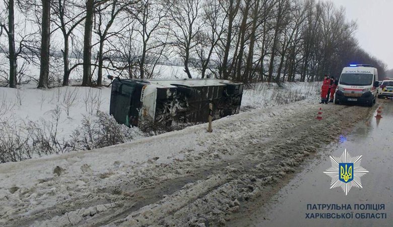 В Харьковской области перевернулся рейсовый автобус