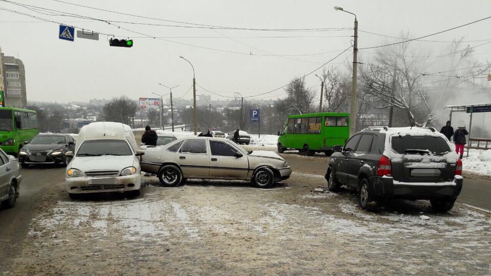 Три автомобиля столкнулись на Тракторостроителей