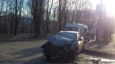 На ХТЗ столкнулись две иномарки, есть пострадавшие