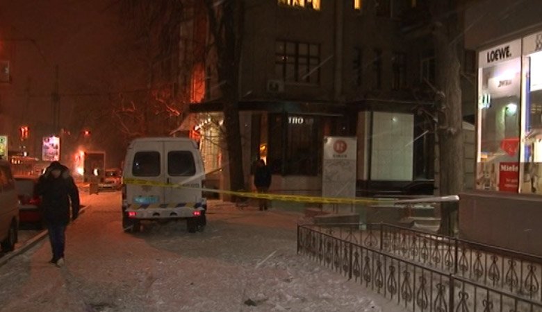 В центре Харькова иностранец покончил с собой. В его квартире обнаружено тело женщины с ножевыми ранениями