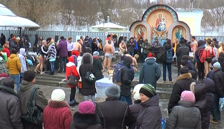 Харьковчане на Крещение окунулись в ледяную воду