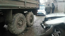 В Харькове иномарка врезалась в грузовик с древесиной