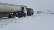 На трассах Харьковской области на случай снежных заносов определены временные стоянки автомобилей (Перечень)