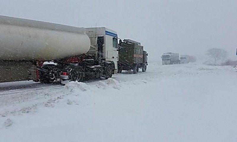 На трассах Харьковской области на случай снежных заносов определены временные стоянки автомобилей (Перечень)