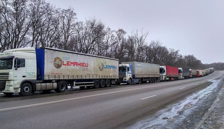 Грузовые автомобили застряли в очереди на украинско-российской границе Гоптовка – Нехотеевка (ВИДЕО)