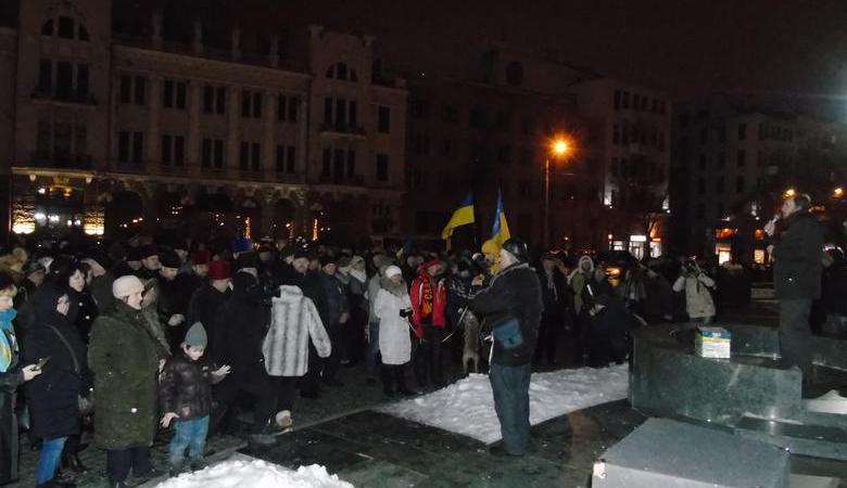 На митинг-реквием к памятнику Тарасу Шевченко пришли сотни харьковчан (ВИДЕО)