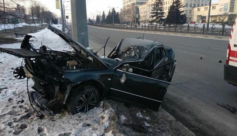 На проспекте Гагарина иномарка врезалась в столб, водитель погиб (ФОТО)