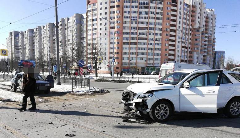На Алексеевке Mercedes столкнулся с «ВАЗ 2109», есть пострадавшие (ФОТО)