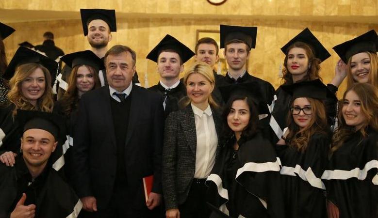 В ХНАТОБе состоялся выпуск магистров университета им. Каразина