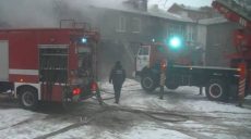 Спасатели эвакуировали из горящего двухэтажного дома троих жителей (ФОТО)