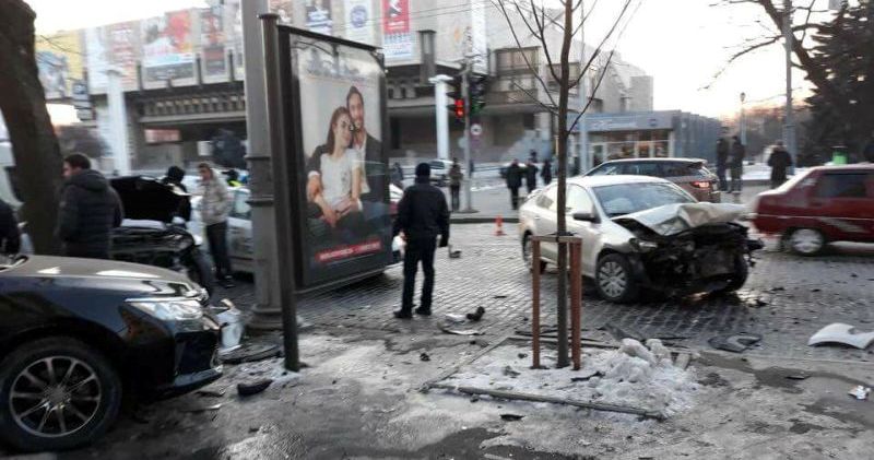 На перекрестке в центре Харькова столкнулись четыре автомобиля (Фото)