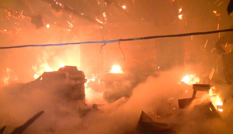 На Харьковщине сгорел деревообрабатывающий цех (Фото, Видео)